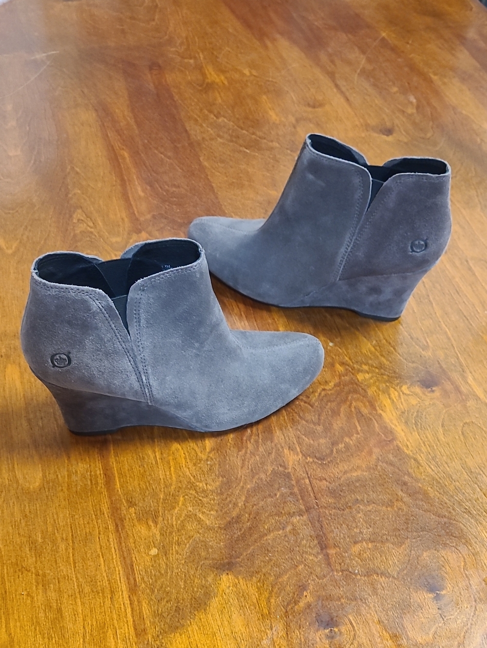 NWOT Born Gray/Taupe Suede Wedge Ankle Booties